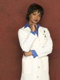Castle – (1. Staffel) - Die Gerichtsmedizinerin Lanie Parish (Tamala Jones) ist eine Freundin von Kate Beckett und die einzige, der gegenüber sich die Teamchefin öffnen kann.