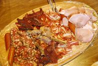 Zu Tisch ... – Typisch für die Kärntner Alpen: eine deftige Berg-Jause mit luftgetrocknetem Schinken, Speck, Lammsalami und geräuchertem Hinterschinken vom Schwein