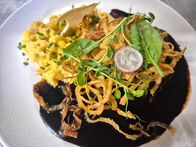 Landgasthäuser Feste – Hauptspeise vom Gasthof Schlemmer in Rehling-Unterach: Zwiebelrostbraten von der bayerischen Bio-Färse mit Bratensoße dazu Röstzwiebeln & hausgemachte Käsespätzle.