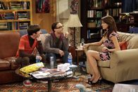 The Big Bang Theory – (v.l.n.r.) Howard Wolowitz (Simon Helberg); Leonard Hofstadter (Johnny Galecki); Missy (Courtney Henggeler)
