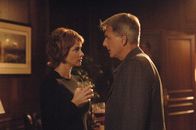 Navy CIS – Gibbs (Mark Harmon, r.) will von Jenny (Lauren Holly, l.) erfahren, was passiert ist. Doch diese will nichts darüber erzählen ...