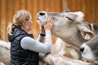 Heimatleuchten – Theresa Gratl mit Braunvieh auf dem Wölfl-Hof