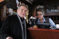 Mord in bester Gesellschaft – Fritz Wepper (Dr. Wendelin Winter), Ursula Cantieni (Pensionswirtin).