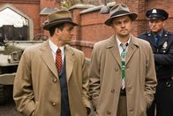 Shutter Island – Chuck Aule (Mark Ruffalo, l.) und Teddy Daniels (Leonardo DiCaprio, r.) untersuchen das Verschwinden der Patientin Rache Solando aus dem Ashecliffe Hospital.
