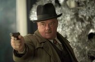 Babylon Berlin – Oberkommissar Bruno Wolter (Peter Kurth) und sein Kollege Gereon legen sich mit dem Berliner König der Unterwelt an.