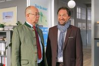 Die Rosenheim-Cops – Achtziger (Alexander Duda, l.) ist verwundert über das Auftauchen von Kulturdezernent Helmut Windig (Winfried Frey, r.) im Kommissariat.