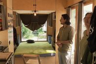 SRF DOK: Tiny Houses - Traum oder Hype? – SRF DOK Tiny Houses – Traum oder Hype? Folge 1 Architekt Alesch Wenger berät Regina Lorenz beim Bau ihres Tinyhouses 2024 Copyright: SRF