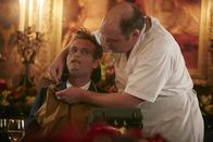 Hannibal – Als sich Mason Verger (Joe Anderson, l.) von seinem Arzt und Faktotum für alles, Dr. Cordell Doemling (Glenn Fleshler, r.), einen Schweineschwanz zubereiten lässt, der ihm einen Vorgeschmack auf das Verspeisen eines menschlichen Fingers geben soll, wird ihm klar, dass es nicht so einfach sein wird, Menschenfleisch zu verspeisen ...