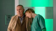 SOKO Wismar – Eine ungewöhnliche Liebe, die gesellschaftliche Vorurteile provoziert, führte zum Mord. Rechtsmedizinerin Dr. Helene Sturbeck (Katharina Blaschke, r.) und Revierchef Jan-Hinrich Reuter (Udo Kroschwald, l.) sind zutiefst berührt.