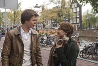 Das Schicksal ist ein mieser Verräter – Sie finden in einer Selbsthilfegruppe für junge Krebspatienten zueinander: die an Schilddrüsenkrebs erkrankte Hazel (Shailene Woodley, r.) und Gus (Ansel Elgort, l.), dem wegen eines Knochentumors ein Bein entfernt werden musste ...