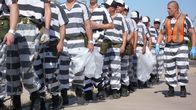 Lockdown - Hinter Gittern – Chain gang picks up trash