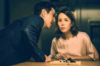 Parasite – Das Ehepaar Dong Ik (Lee Sun Kyun, li.) und Yeon Kyo (Cho Yeo Jeong, re.) versucht, trotz Berufstätigkeit den Überblick über alle Vorgänge im Haus zu behalten – allerdings erfolglos.