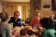 Familie zu vermieten – L-R: Lucie Mandini (Pauline Serieys), Paul-André Delalande (Benoît Poelvoorde), Violette Mandini (Virginie Efira), Auguste Mandini (Calixte Broisin-Doutaz)