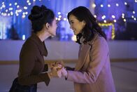 Nancy Drew – Georgia (Leah Lewis, l.); Bess (Maddison Jaizani, r.)