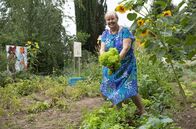 Garten und lecker – Elisabeth Schmelzer im Gemeinschaftsgarten Tausendschön in Minden.