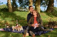 Rote Rosen – Philip (Marc Schöttner, l) und Carla (Maria Fuchs, r) genießen ein romantisches Picknick.