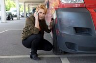 Großstadtrevier – Nina Sieveking (Wanda Perdelwitz) überwacht Jessica Lemke.