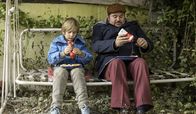 Ich bin William – William (Alexander Magnússon) und sein Onkel Nils (Rasmus Bjerg) essen im Garten Eier.