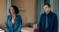 Professor T – Als sie mit ihren Ermittlungen nicht weiterkommen, besuchen Lisa (Emma Naomi) und Dan (Barney White) den Professor im Krankenhaus.