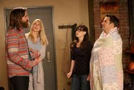New Girl – Um eine Chance bei der Direktorin Genevieve (Lucy Punch, 2.v.l.) und damit auf ihren Traumjob zu haben, muss Jess (Zooey Deschanel, 2.v.r.) dafür sorgen, dass sich Nick (Jake Johnson, r.) und Sam (David Walton, l.) für eine Entschuldigungsrunde treffen. Doch dann artet das Treffen vollkommen aus ...