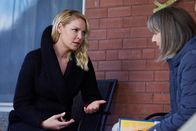 Suits – Samantha (Katherine Heigl, l.) vertritt ihre frühere Pflegemutter Judy (Nanc Palk) vor Gericht und erfährt dabei etwas über ihre eigene Vergangenheit, das sie emotional stark erschüttert.