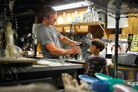 Extant – Roboterkind und genetisch modifizierter Mann unter sich: Ethan (Pierce Gagnon, r.) und Odin (Charlie Bewley, l.) verstehen sich gut. Doch die Beziehung wird sich noch verändern ...