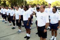 Reporter – Reporter: Ein Schweizer Cop in New Orleans Urs Brechbühler an der Polizei-Akademie zusammen mit den 33 Rekruten. An den Amerikanischen Ton musste er sich gewöhnen, die Amerikanischen Gesetze verinnerlichen. Copyright: SRF