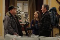 Last Man Standing – Als Phil Munroe (Larry Joe Campbell, l.) der eigentlichen Monopolinhaberin Eve (Kaitlyn Dever, M.) das Revier streitig machen will, greift Mike (Tim Allen, r.) ein, aber anders als erwartet ...
