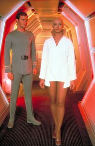 Star Trek: Der Film – Commander Willard Decker (Stephen Collins) und Lieutenant Ilia (Persis Khambatta) gehören ebenfalls zur Besatzung der Enterprise.