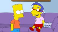 Die Simpsons – Wahre Freundschaft sieht anders aus: Als Bart (l.) mitbekommt, dass sein Kumpel Milhouse (r.) Opfer eines unfairen Tricks beim Wettrennen wird, schweigt er feige - und gewinnt sogar selbst das Rennen ...