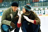 Mit Herz und Handschellen – Nina (Elena Uhlig, r.) zeigt Leo (Henning Baum, l.) den Papierschnipsel, den sie zwischen den Fingern des Toten gefunden hat.