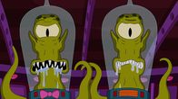 Die Simpsons – Durch ein falsches Fahrgeschäft locken Kang und Kodos die Simpsons in eine Falle ..