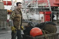 Castle – Der Hafenarbeiter Grant Vyro (Nathaniel Marston) verhält sich sehr seltsam und zieht damit die Aufmerksamkeit von Beckett und ihrem Team auf sich.