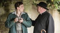 Father Brown – Lewis Ward (Thomas Pickles, l.) liebt es zu fotografieren. Als er einen schlafenden Mann ohne sein Wissen ablichtet, hält Father Brown (Mark Williams, r.) ihn auf. Welche seltsamen Eigenschaften verbirgt der geheimnisvolle Junge außerdem noch?