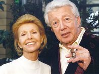In aller Freundschaft – MDR Fernsehen IN ALLER FREUNDSCHAFT FOLGE 176, "Im Zweifel für den Angeklagten" Uhr. Jutta Kammann und Dieter Thomas Heck gemeinsam für die Dreharbeiten zu "In aller Freundschaft" vor der Kamera.