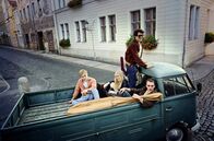 3 1/2 Stunden – Auf dem Weg zum Zug: die Sängerin Carla (Alli Neumann) mit ihren Bandmusikern Siggi (Karl Schaper), Sasha Goldberg (Jeff Wilbusch) und Peter (Johannes Meister, re.)