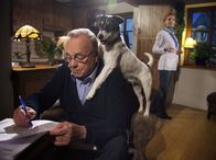 In aller Freundschaft – Hund Hugo buhlt um Herrchens Aufmerksamkeit, doch Professor Gernot Simoni (Dieter Bellmann) ist mit seinem Buch beschäftigt. Auch Ingrid (Jutta Kammann) fühlt sich vernachlässigt. Um dem Professor das zu verdeutlichen, greift Ingrid zu einem Trick.
