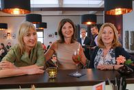 Die Rosenheim-Cops – Verena Danner (Katharina Abt, l.), Dr. Sabine Eckstein (Petra Einhoff, 2.v.l.) und Marie Hofer (Karin Thaler, r.) haben sich kurzentschlossen in Jos (Christian K. Schaeffer, 2.v.r.) Restaurant "Times Square" verabredet und warten auf Dirk Bergmann (Florian Fitz, M.).
