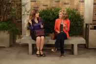 Last Man Standing – Sheryl (Maria Canals-Barrera, l.); Vanessa (Nancy Travis, r.)