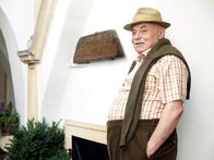 Beginn der Serie: Der Winzerkönig – Eduard Stickler (Heinrich Schweiger) hat sein Weingut verpachtet und führt das Gasthaus am Hauptplatz.