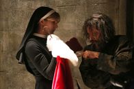 American Horror Story – Schwester Mary Eunice McKee (Lily Rabe, l.) konfrontiert den Serienmörder Leigh Emerson (Ian McShane, r.) mit seinem Weihnachtsmannkostüm, in dem er 18 Menschen getötet hat ...