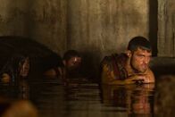 Spartacus – Kaum erfahren Spartacus (Liam McIntyre, r.) und Agron (Daniel Feuerriegel, l.), dass Crixus und Drago in der Arena hingerichtet werden sollen, da suchen sie auch schon nach einem Weg in die Gemäuer. Über die Kanalisation dringen sie als Römer verkleidet dort ein ...