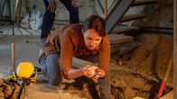 SOKO Wismar – Die SOKO ist in Goldgräberstimmung: Kommissarin Karoline Joost (Nike Fuhrmann) kann es selbst kaum glauben, als sie einige alte Silbermünzen am Tatort findet. Ob das Opfer Hendrik Reschke von den Münzen gewusst hat? Hat sein Tod etwa mit dem sonderbaren Fund zu tun?