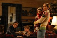 Malcolm mittendrin – Als Malcolm (Frankie Muniz, l.) mit Dewey (Eric Per Sullivan, 2.v.l.) und Polly (Julie Hagerty, r.) zum Einkaufen fährt, stoppen sie kurz bei Pollys Ex-Freund um etwas zu erledigen ...