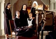 Um Himmels Willen – Die verärgerte Mutter Oberin (Rosel Zech, Mi.) hat angeordnet, dass die Schwestern das Koster verlassen müssen. Die Nonnen Hildegard (Andrea Sihler, l.), Felicitas (Karin Gregorek, 2.v.l.), Agnes (Emanuela von Frankenberg, 2.v.r.) und Julia (Helen Zellweger, r.) sind am Boden zerstört.