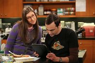 The Big Bang Theory – Sheldon (Jim Parsons, r.) und Amy (Mayim Bialik, l.) können es nicht fassen, dass Stephen Hawking positiv auf Sheldons Anfrage, das Online-Spiel "Words with Friends" mit ihm zu spielen, reagiert hat ...