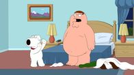 Family Guy – Peter (r.) quält Brian (l.) damit, sich permanent nackt vor ihm zu zeigen. Brian sucht daraufhin Hilfe bei Stewie ...