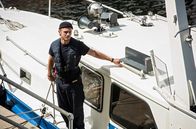 WaPo Duisburg – Frank van Dijk (Niklas Osterloh) macht das Polizeiboot fest.