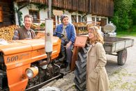 Der Bergdoktor – Julia Andermatt (Nathalie Schott, r.) ist die neue Sachbearbeiterin der Bank und stattet Lisbeth (Monika Baumgartner, M.) und Hans (Heiko Ruprecht, l.) einen Besuch ab. Ob sie den Grubers gegenüber ebenso wohlgesonnen ist, wie ihr Vorgänger?