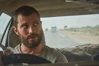 The Tourist - Irisches Blut – Der Fremde (Jamie Dornan) wird bei seiner Fahrt durchs Outback von einem Lastwagen verfolgt. Beim anschließenden Unfall verliert er sein Gedächtnis.
